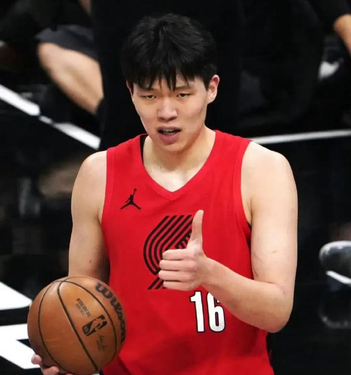 杨瀚森季前赛表现：出战：4场季前赛场均登场：16.5分钟数据：7.3分4.
