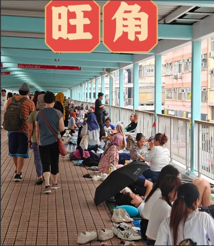 你见过香港街头躺平玩手机的菲佣吗？她们占着天桥、公园、写字楼门口，还把垃圾扔