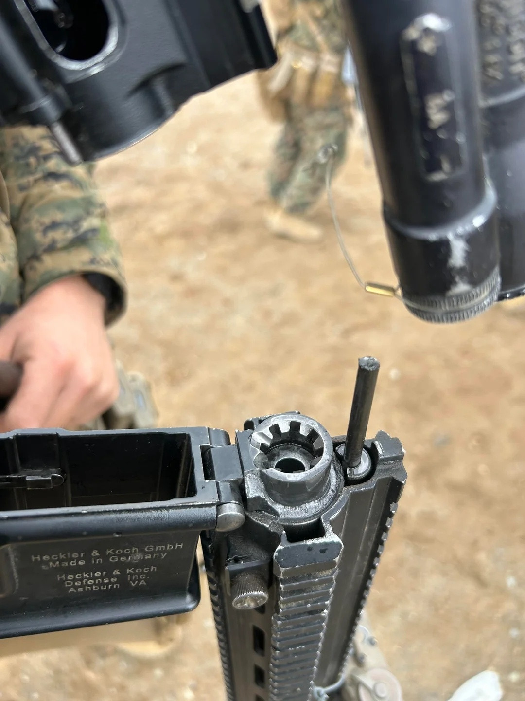 一位四等人的M27步枪举行了罢工