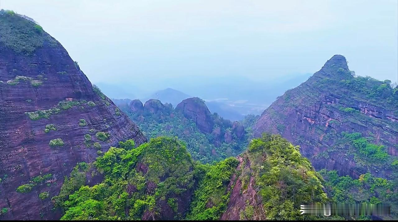 旅行随手拍弯弯曲曲折折的山路。