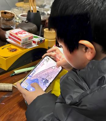 李阳说：中国的孩子"五毒俱全"第一毒，手机。万恶之源。第二毒，短视频。毒