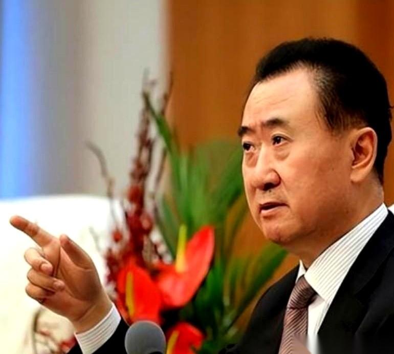 王健林一口气卖掉80座万达广场，很多人以为他终于要喘口气了。结果有人翻出几年前