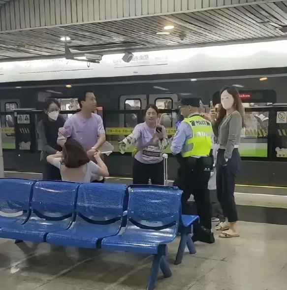5月24日上海地铁马某被处罚了，那个全程被踢裆克制的史某，唉，一言难尽！上海