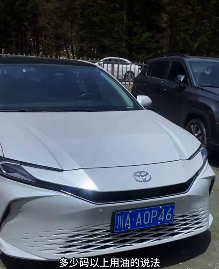 说下混动的工作原理，这个车没有几十码以下用电，多少码以上用油的说法。凯美瑞的发动