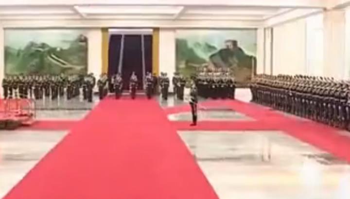 看看这两张照片！一张是我们欢迎美国总统特朗普访问仪式；另一张是韩国欢迎日本首相