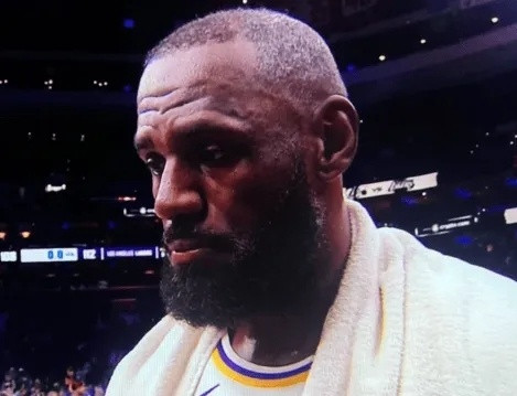 湖人球员勒布朗-詹姆斯接受场边采访，谈及第四节接管比赛，詹姆斯表示：“比赛就是这