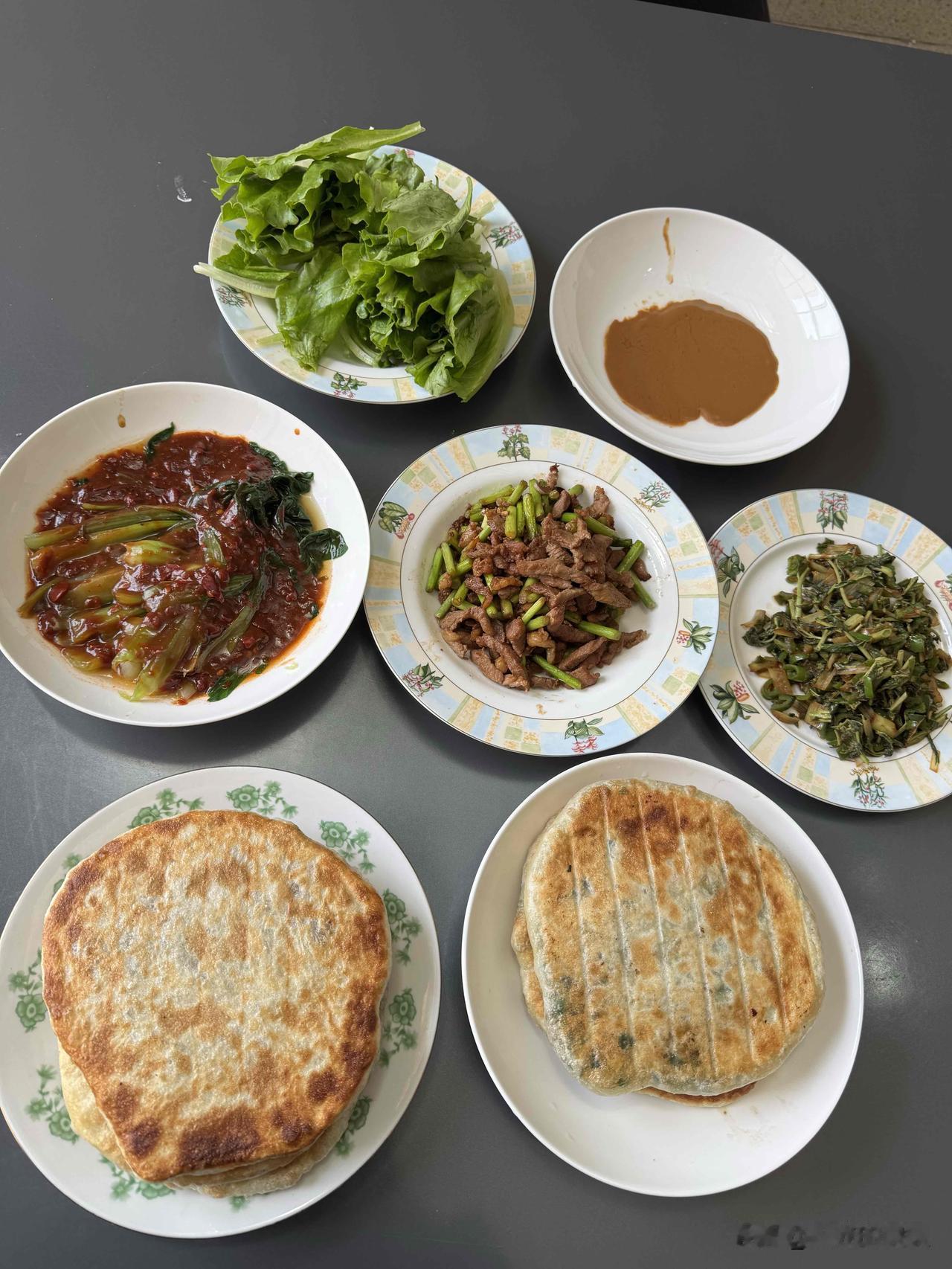 今天这馅儿饼不错。两种馅儿。牛肉大葱馅。鸡蛋韭菜粉条馅。大饼烙的很大，吃