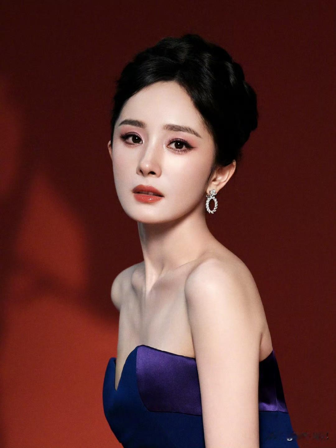 予美人兮幂也一抹长裙曳地，杨幂蓝色妖姬，迷人又危险