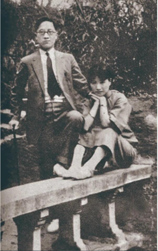 徐志摩与陆小曼在西湖游玩！这张照片大约拍摄于1927年左右，有说地点在西湖孤山