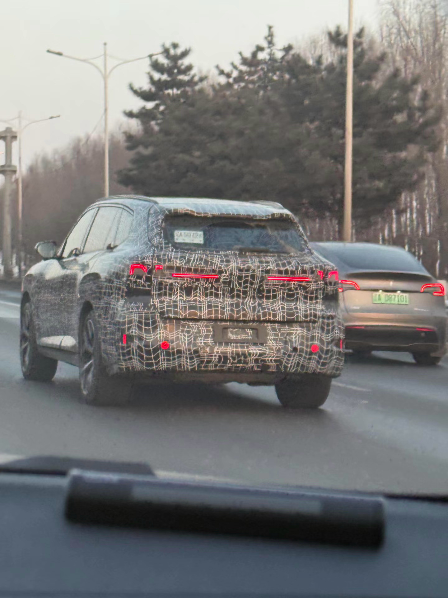 宝马换代X5在沈阳路测被曝光，目测没有排气管，结合门把手的位置，基本确认是电动