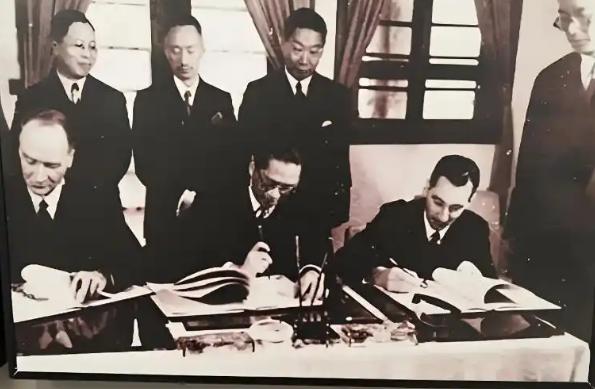 “中国人不守信用，在19世纪年间白纸黑字签了永久割让香港土地条约，如今却要反悔.