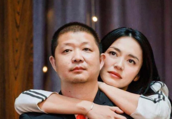 2012年，姚晨跟摄影师曹郁结婚了，这是姚晨的第二段婚姻。突然有一次，姚晨收拾衣