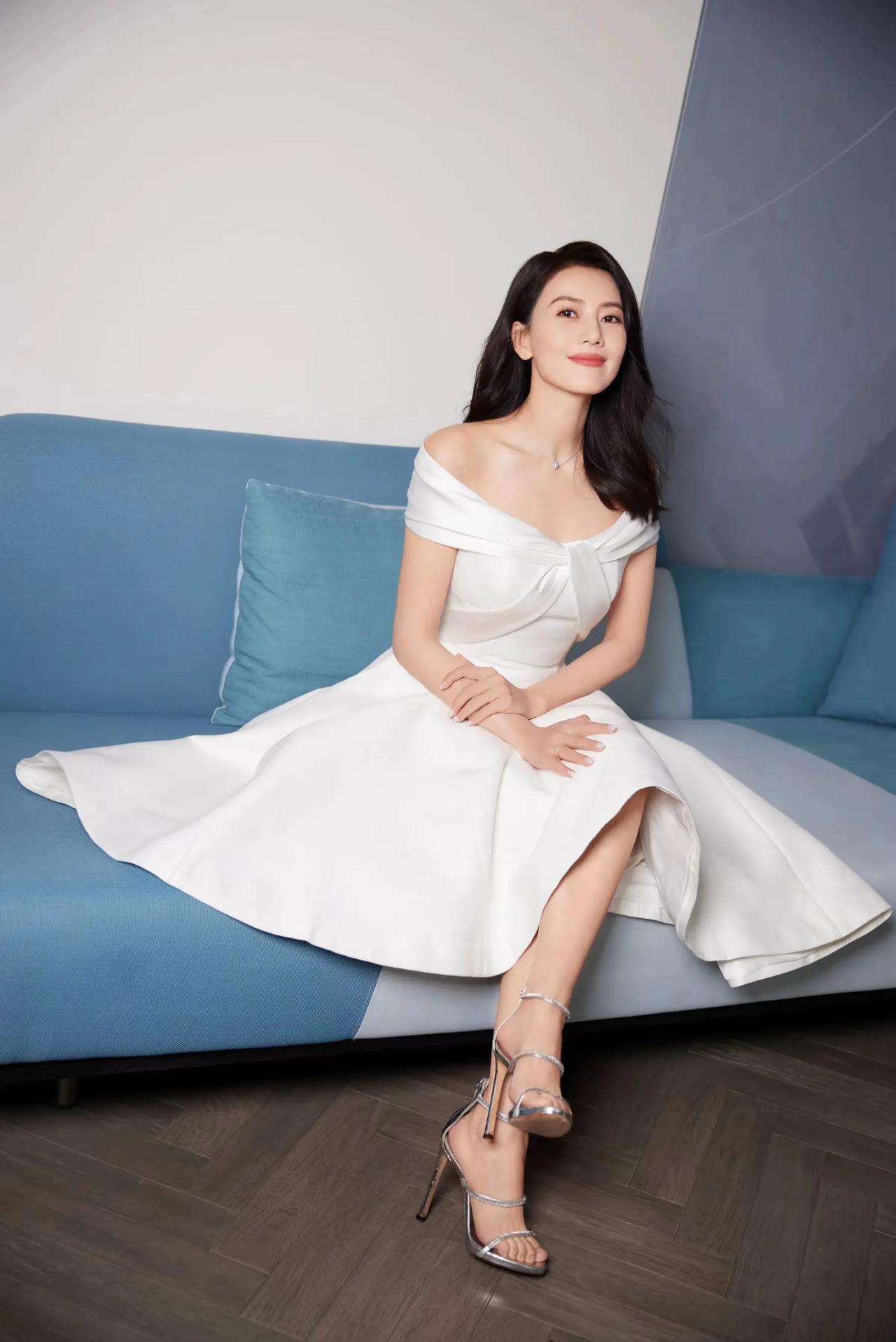 为什么高圆圆穿白色裙子会露出美脚丫，就能给人一种干净的美？一双干净整洁的脚趾甲，