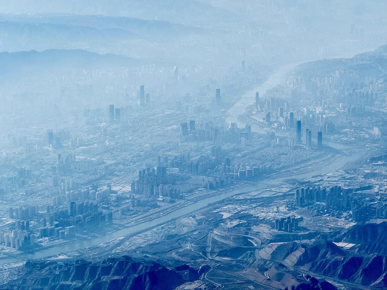 西北虽大，主要经济区却以西安为中心，以兰州为边界。兰州是中国主体民族在西部最