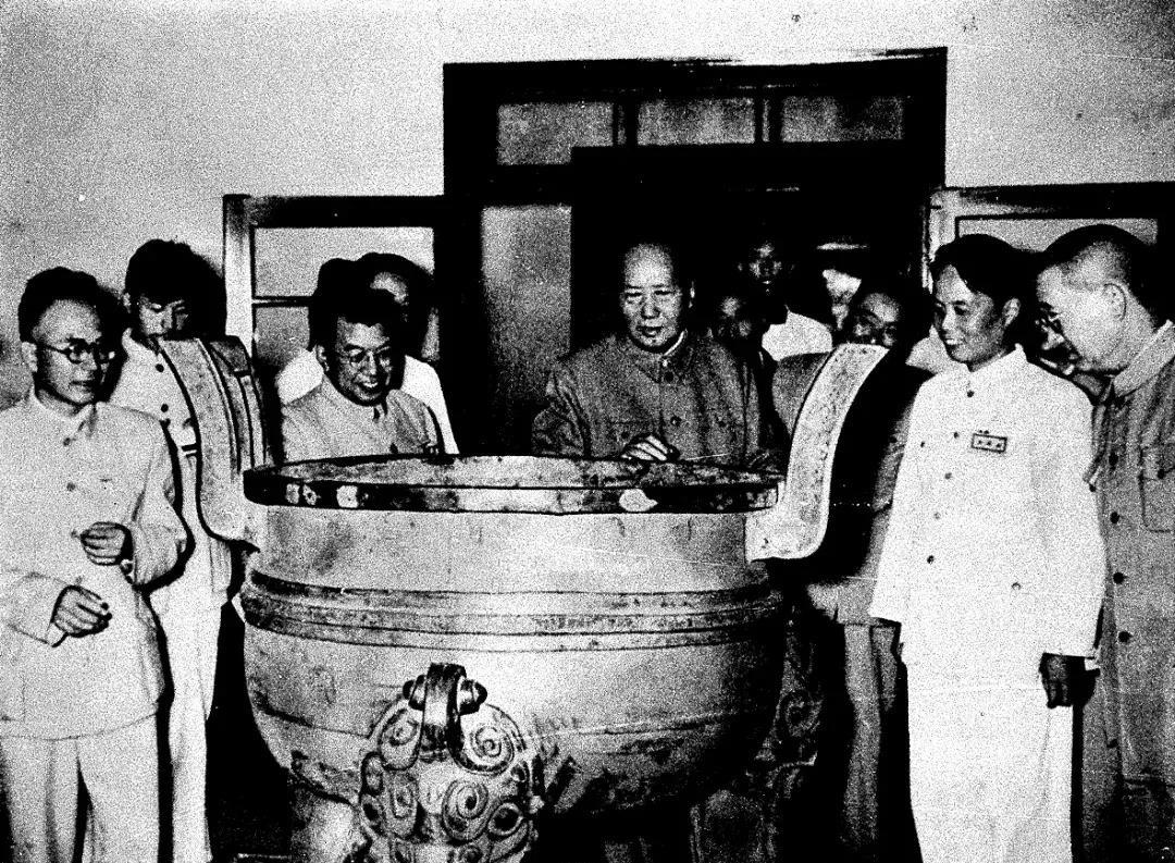 1958年9月17日，毛泽东主席视察安徽省博物馆观看楚大鼎的照片。楚大鼎（铸客