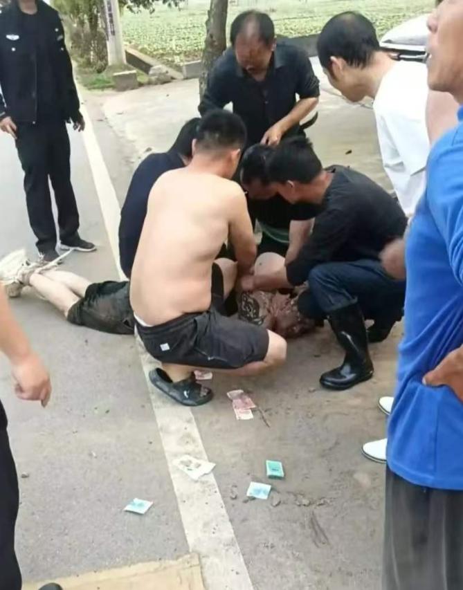 🌞湖南，一69岁大爷发现了一名女子正被侵害，可她又身单力薄，就在关键时刻，