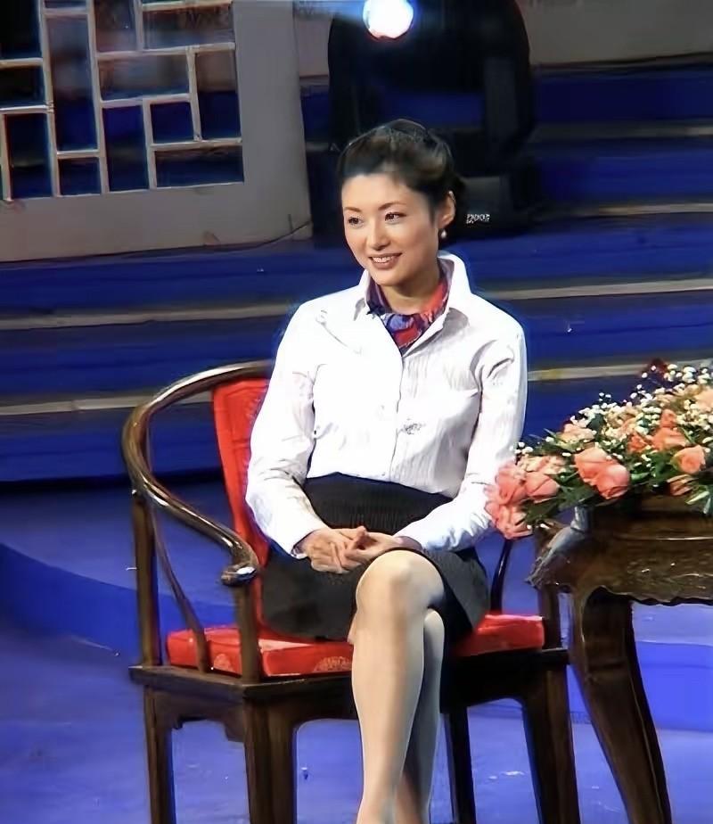 这样的周涛好美啊，即使坐着什么都不做也是明媚动人，她完美地诠释了女人的端庄大方之
