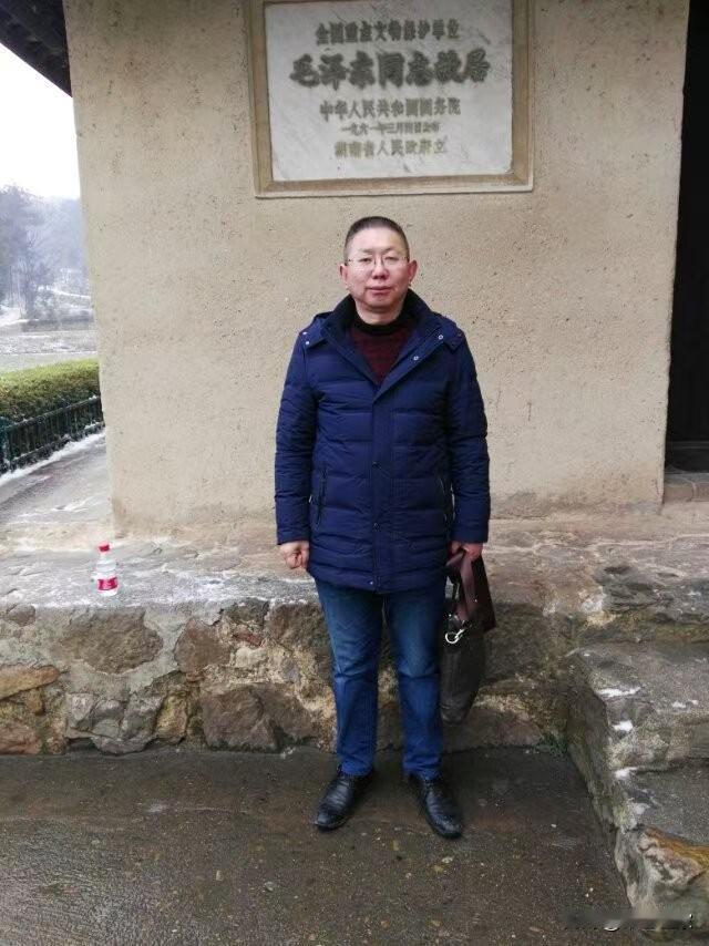 2020年12月。那天大雪，几乎没有人到毛主席故居，我一行五行在湖南邵阳迎了家谱
