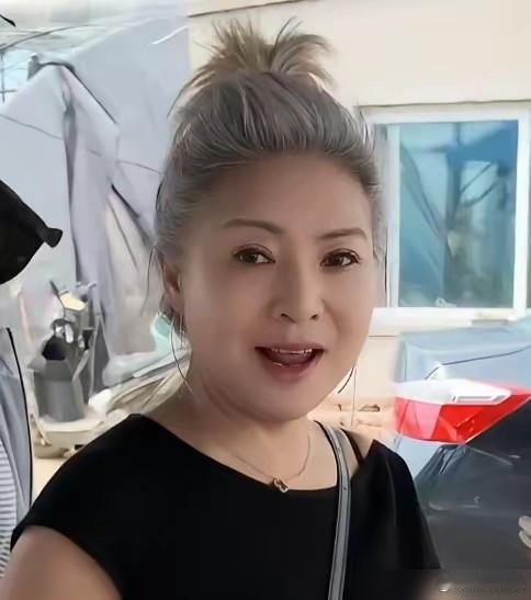 李雪琴的妈妈，一个连坐牢照片都像时尚大片的女人，到底是个什么狠人？