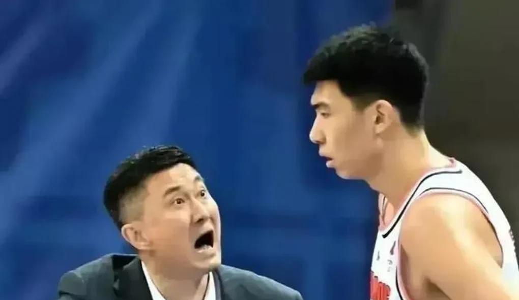 徐昕很有可能被摆在货架上？广东热身赛，徐昕表现不如意被杜锋直接摁在板凳上，球队