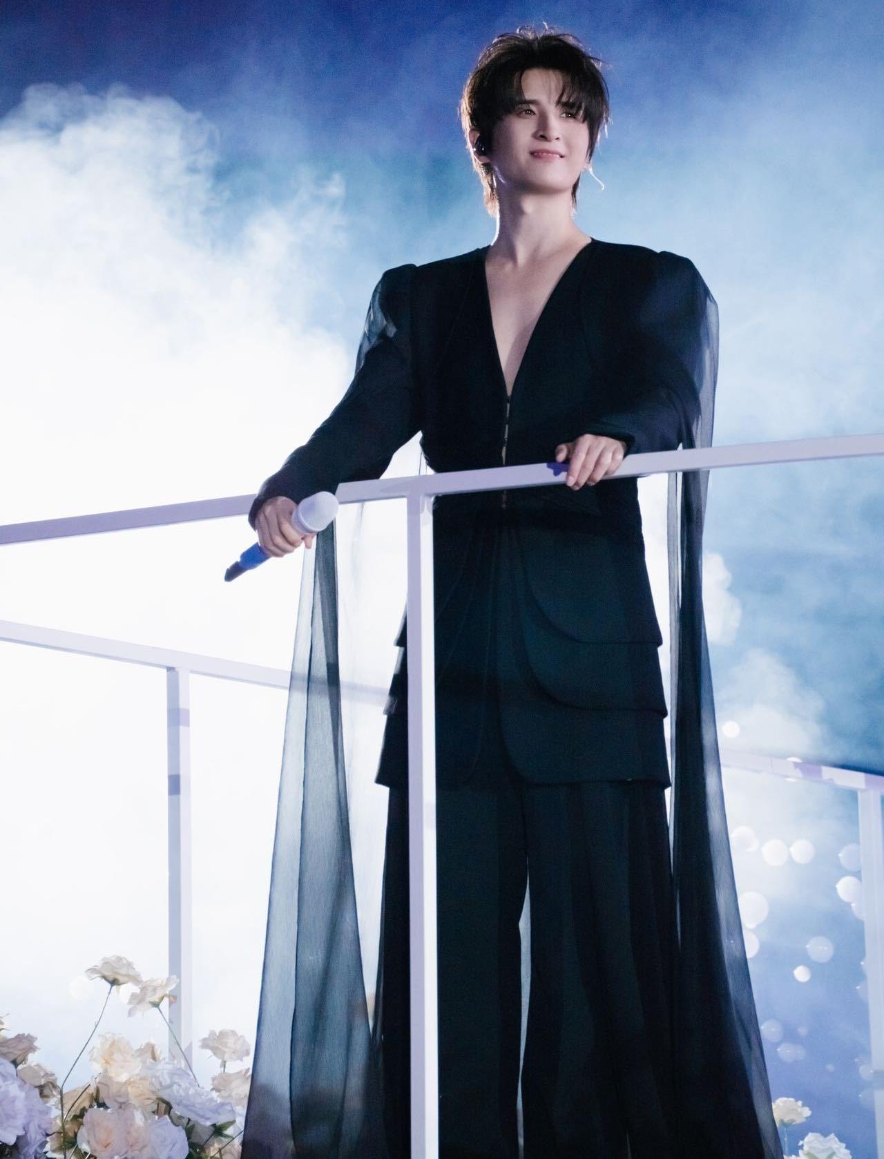 张远结束了连续两天的跨年个人演唱会，在庆功宴上竟然还能大跳特跳，这是一只不知疲倦