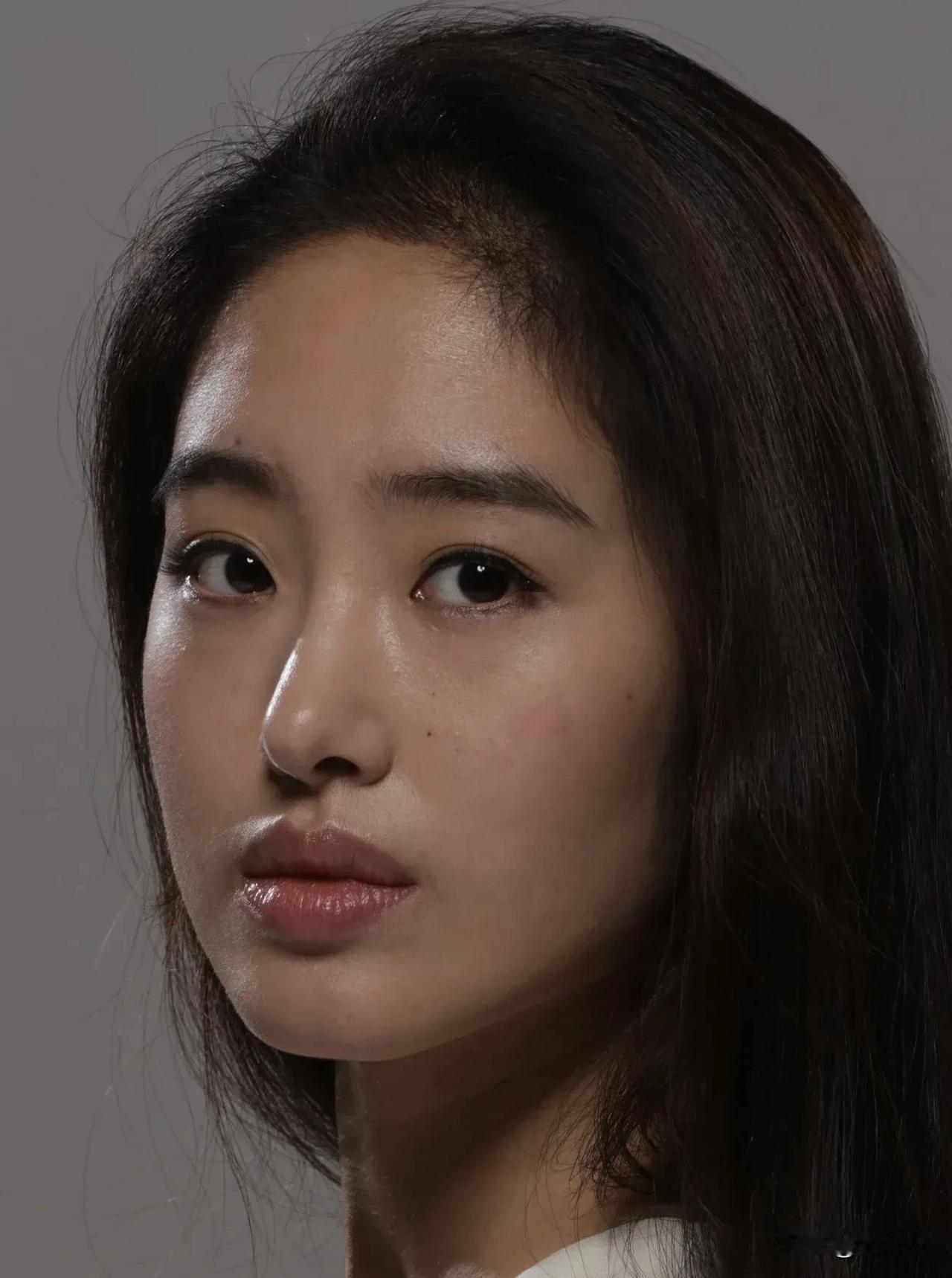杨采钰的气质比较沉静温柔，说绝美算不上，整体看着还是比较舒服的。但她这个长相
