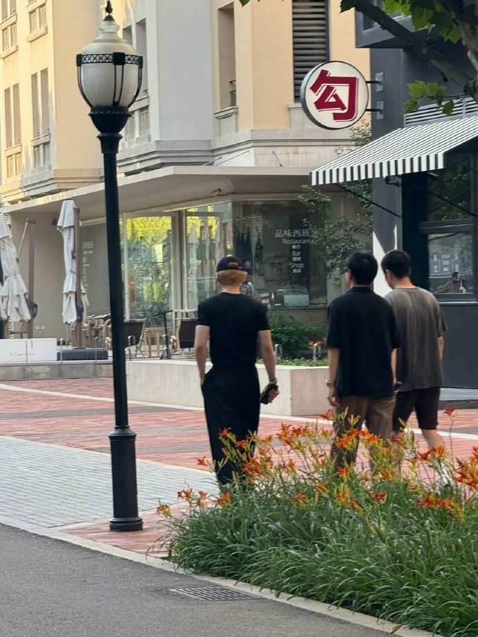 阿那亚偶遇白敬亭逛街7日，网友在阿那亚街头偶遇逛街，小白身穿黑色短袖长裤，头戴