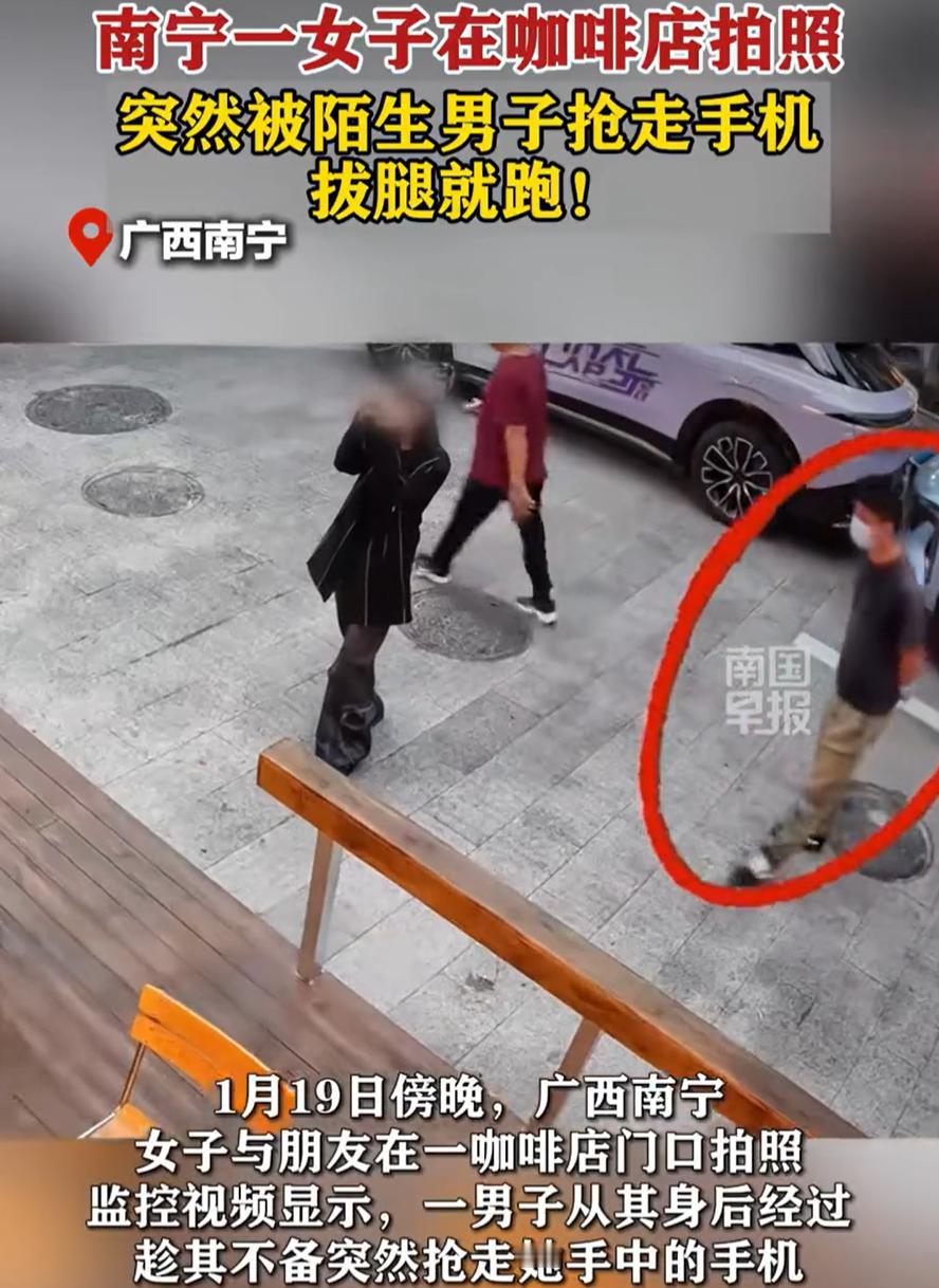 无知者无畏！广西南宁，两名女生在咖啡馆门前打卡拍照，没想到却被一名陌生男子盯上，