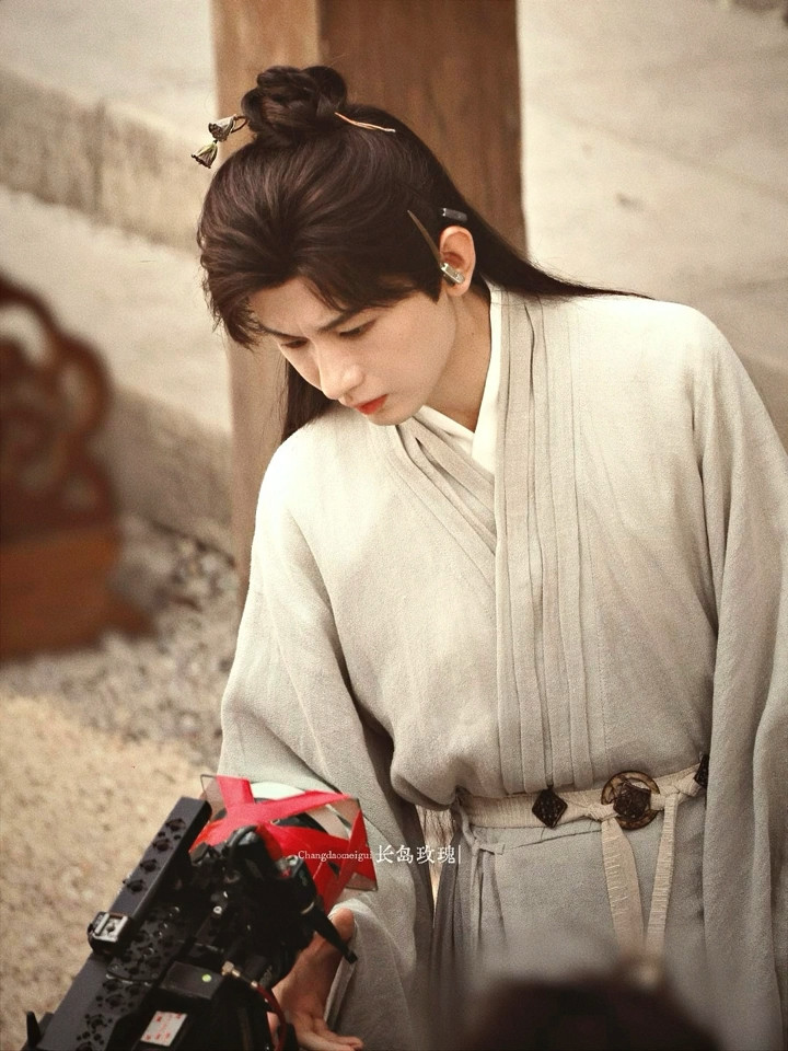 头上戴着小夹子的花花……这几张图是不是没见过看到新鲜的成毅李莲花就激动得走不动路