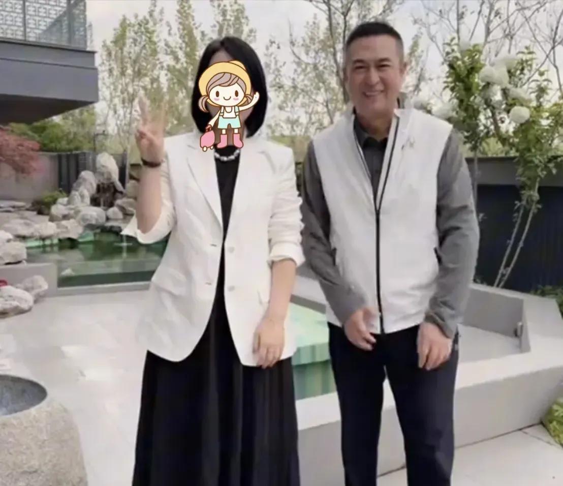 56岁张嘉译在老家过生日，住在独栋大别墅里的他有着超大的院子张嘉译在西安老家