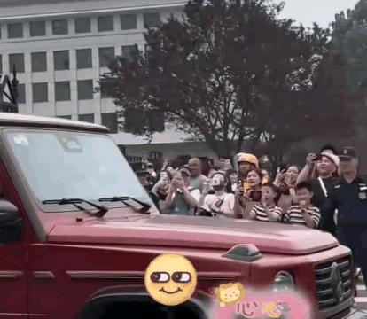 大头以后怕是更麻烦了，原来乌泱泱的女代拍，又增加了不少新成员！体总门口怕是