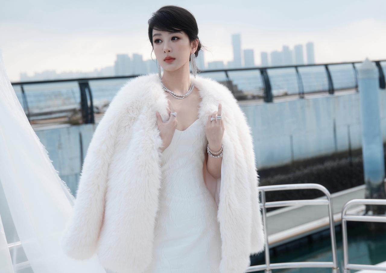 杨紫拍新剧，居然跑到墓地“接棒”？她在董竹君墓前掉眼泪，说像听见前辈