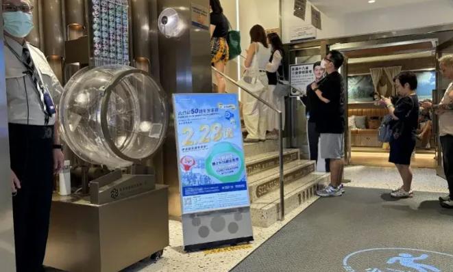 人性经不起考验！香港15名同事凑钱合买彩票，意外中得3000多万港元大奖