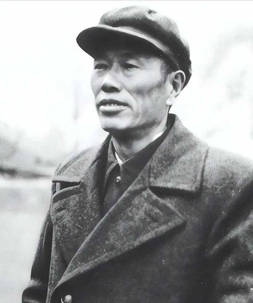 1979年初，北京一间病房里，一位69岁的老将军眯着眼，把一份调令看了三遍。送信
