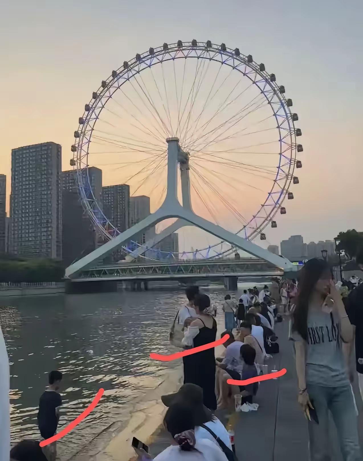 在这么大的景区淹死两个人，确实不应该，只要河边有救生圈，只要有几个比较热心的游客