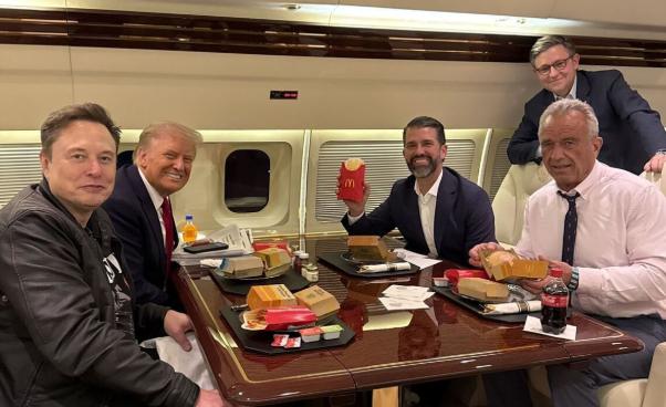 之前有记者堵着美国卫生和公众服务部部长小罗伯特·肯尼迪问，说你管着全国人的健康，