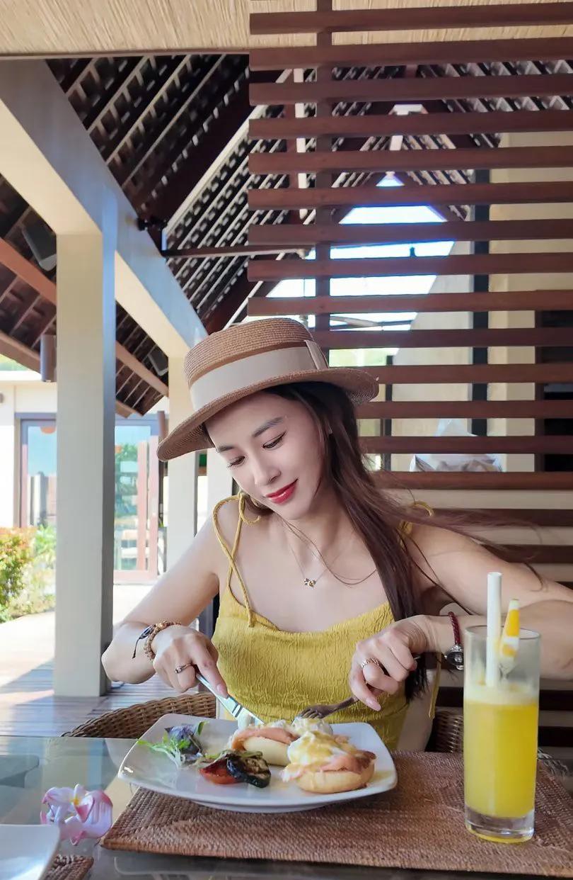 黄圣依在巴厘岛旅游，并晒美照，感觉她自从离开杨子后，真正的找回了自己，整个人好像
