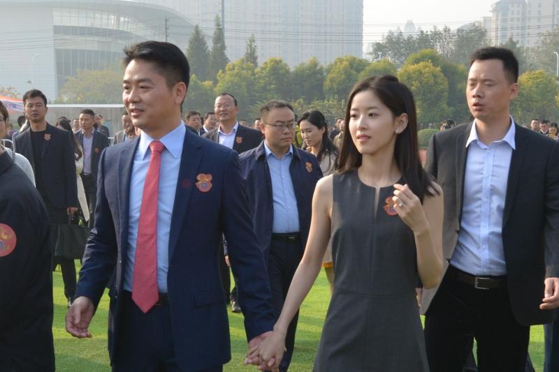 刘强东给乡亲发年货这一行为，不仅仅是一次简单的福利发放，更深刻地诠释了企业家精神