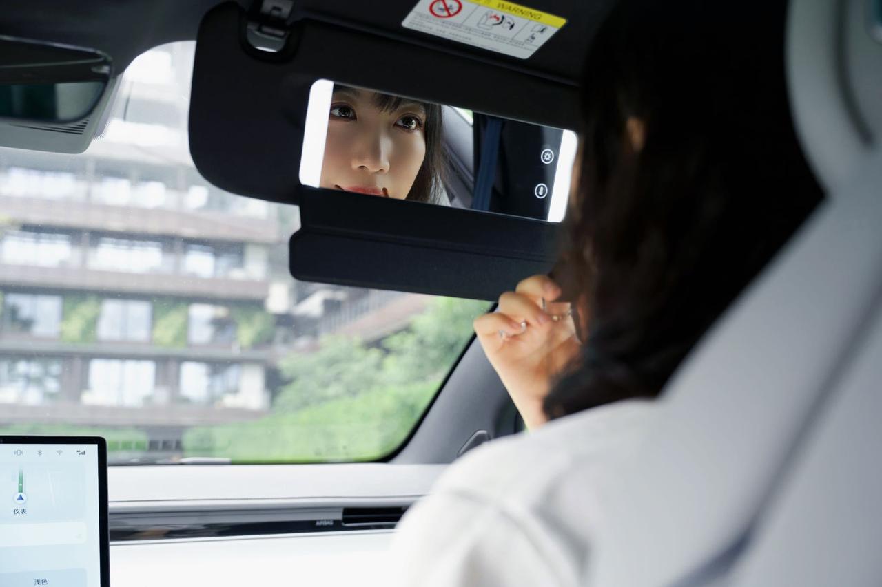 姐妹们!智界R7这个女王副驾真的把我惯坏了!自从入了智界R7,每天上班路上我都