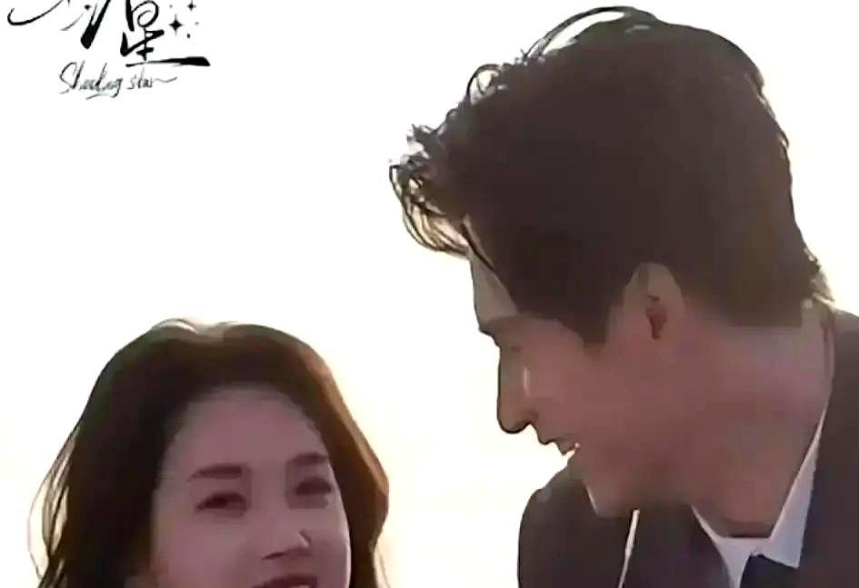 王皓祯和郭宇欣前脚还在片场互喂奶茶，后脚光速取关互撕。这变脸速度，比短剧里的反