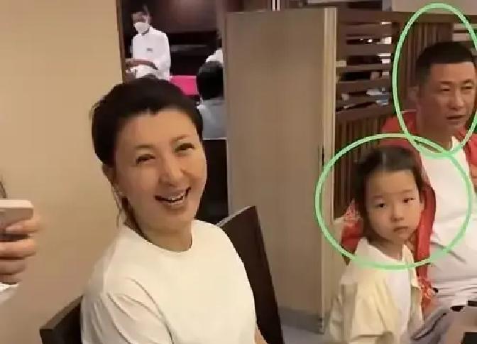 儿子林傲霏在剧组跑了半年龙套，才换来《刘老根5》里一个配角。闫学晶就坐在台下，