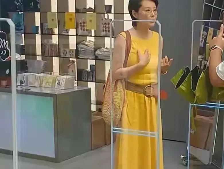 53岁袁立长沙博物馆被偶遇！穿黄裙讲历史，状态奇好！近日在长沙博