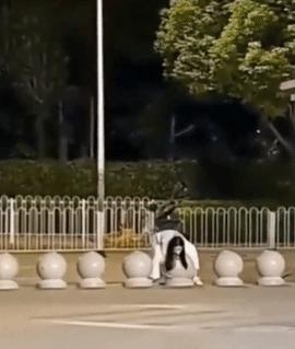 好个女汉子！近日，一女子骑电动车路遇石墩挡道，她不愿绕远，竟直接下车徒手将石墩抱