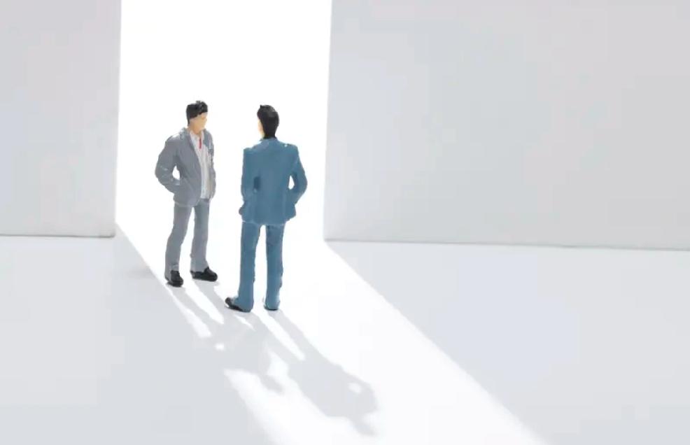 职场里，能说会道的人真更容易成功吗？我觉得得综合看。有实力、有