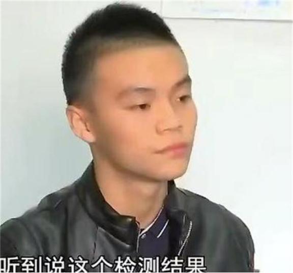 2015年，四川小伙报名参军，体检后就回家休息了，突然听到了敲门声，开门一看是两