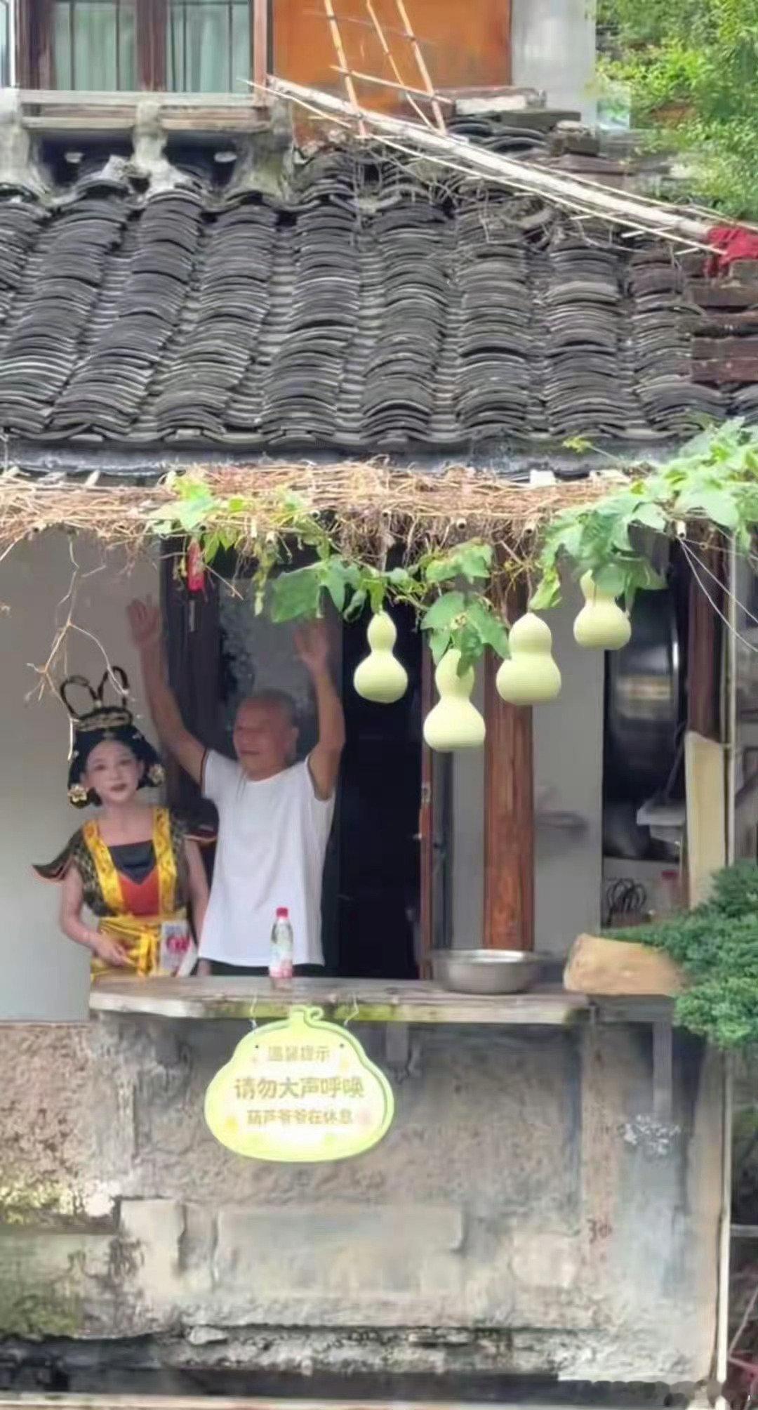 #葫芦娃爷爷隔壁咖啡店挂了7个葫芦#真是东施效颦，葫芦娃爷爷把7个葫芦剪掉之后，旁边的咖啡店马上又挂