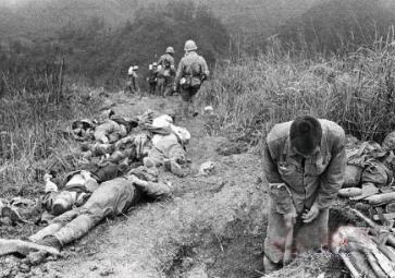 1979年对越自卫反击战中，有个越南村长主动给解放军带路，路上我军排长担心有诈，