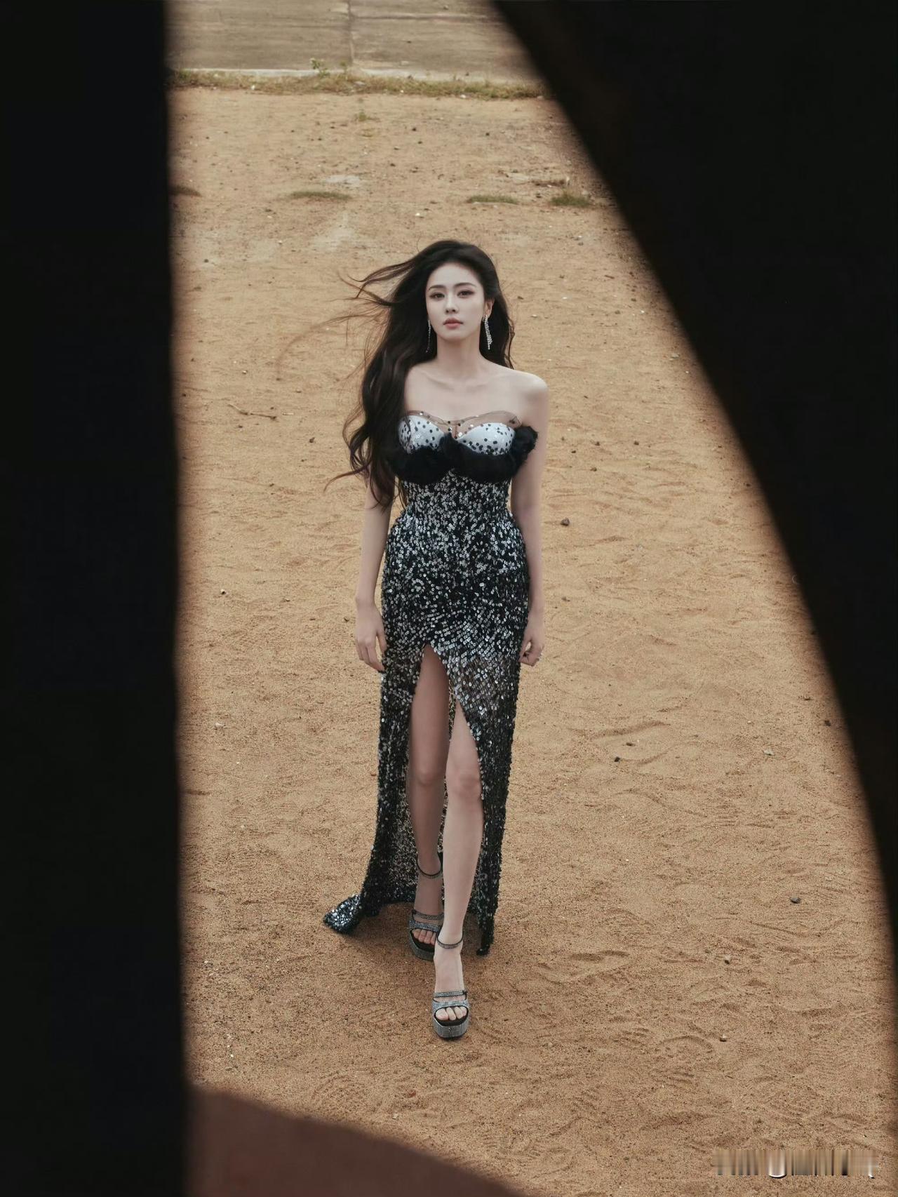 情理之中的事，相比模特，白鹿的礼服还是做了一些保守修改。虽然白鹿也露腿了，但明显