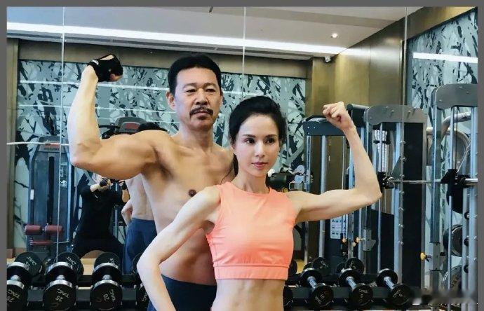 张丰毅和李若彤，加起来120来岁的人竟能保持如此健美身材！佩服！！​​​​