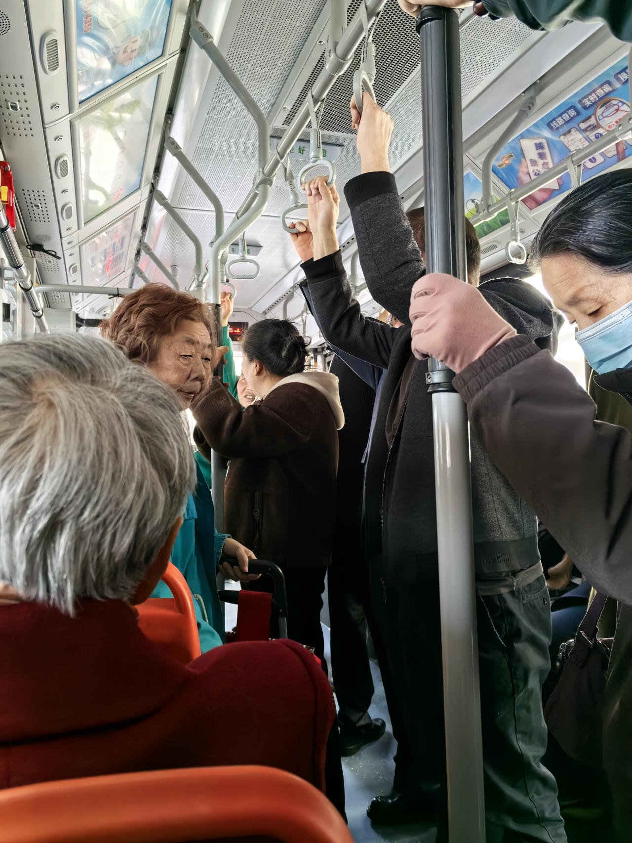 今天气温陡增，外出办事不得已坐一趟公交，想着临近午饭时间，坐公交的估计没多少人吧